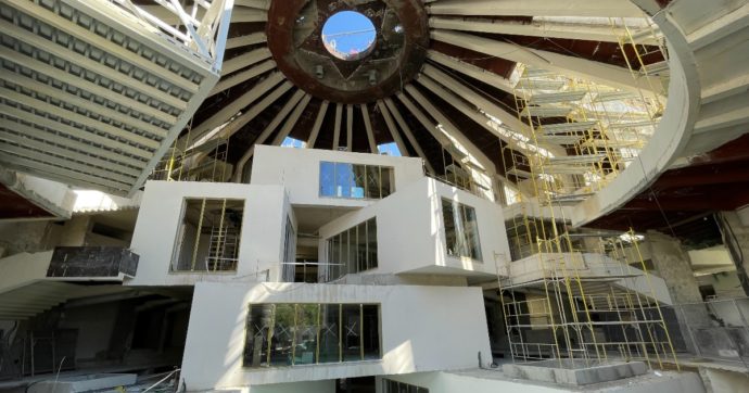 Albania, la capitale converte il mausoleo di Hoxha in scuola di tecnologie: “Tirana diventerà presto la Tel Aviv dei Balcani”