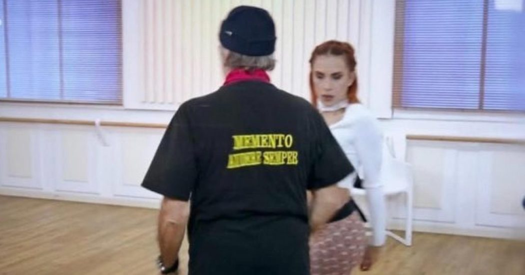 La Rai caccia Montesano da Ballando con le stelle: ‘Inaccettabile la maglia che rievoca una pagina buia’. La replica: ‘La produzione lo sapeva’