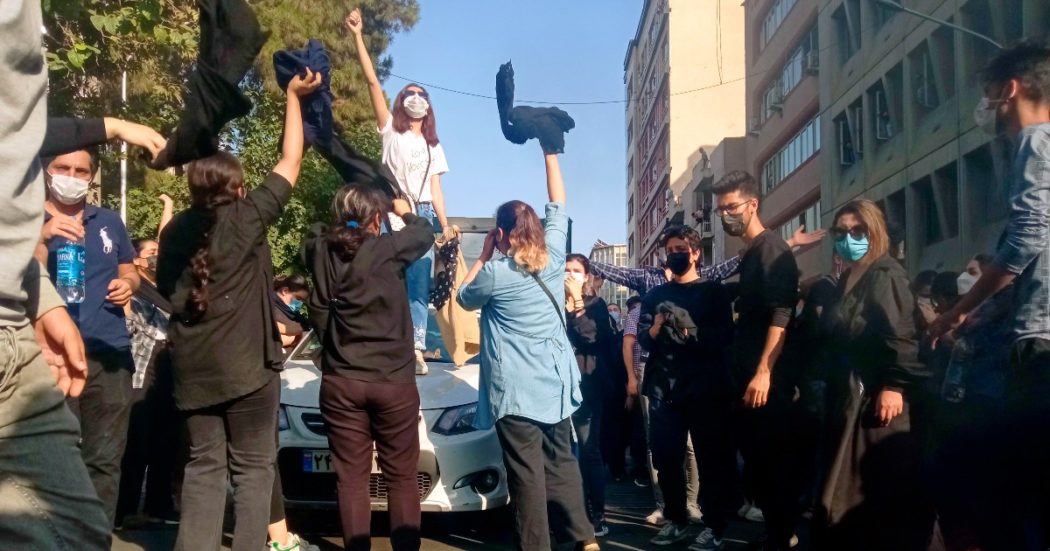 Iran, prima condanna a morte per le proteste dopo la morte di Mahsa Amini. E altre 756 persone mandate a processo per i “disordini”