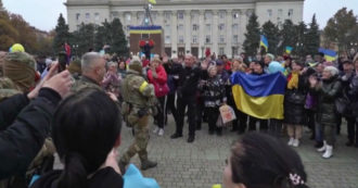 Copertina di Kherson liberata dai russi, la festa di centinaia di persone per le strade: il video coi soldati ucraini