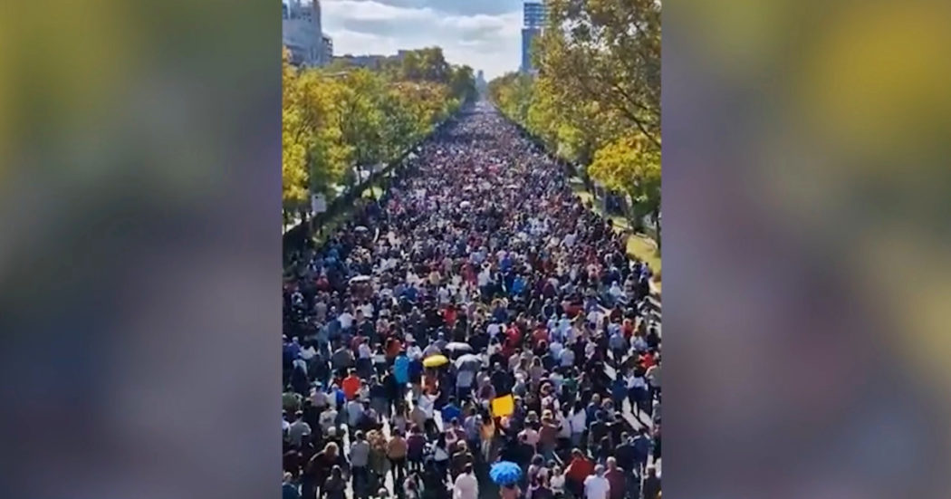 Madrid, 200mila persone in strada per difendere la sanità pubblica: i video della “Marea bianca”