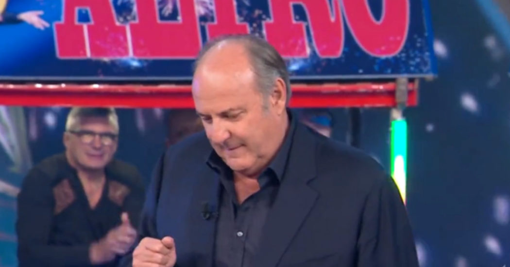 Gerry Scotti in lacrime a Tu Si Que Vales: “Dalla prima puntata devo dirlo, faccio ancora fatica…”. Il ricordo di Piero Sonaglia