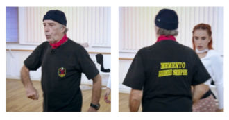 Copertina di Caos a Ballando con Le Stelle, Enrico Montesano con la maglietta nera della Decima Mas. Lucarelli: “Simbolo neofascista”. Laganà: “Messaggio pessimo su RaiUno”