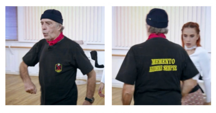 Caos a Ballando con Le Stelle, Enrico Montesano con la maglietta nera della Decima Mas. Lucarelli: “Simbolo neofascista”. Laganà: “Messaggio pessimo su RaiUno”
