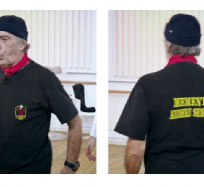 Caos a Ballando con Le Stelle, Enrico Montesano con la maglietta nera della Decima Mas. Lucarelli: “Simbolo neofascista”. Laganà: “Messaggio pessimo su RaiUno”