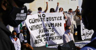 Copertina di Cop27, le voci degli attivisti alla Conferenza: dalle vite distrutte dal riscaldamento globale alla scelta di “connettere clima e diritti”