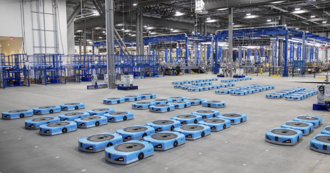 Amazon pronta a licenziare 10mila dipendenti. Il fondatore Bezos: “Donerò parte della mia ricchezza per l’umanità”