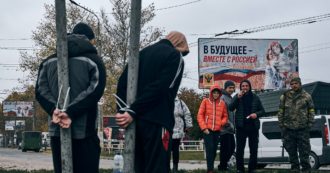 Copertina di Kherson, legati a dei pali ed esposti agli sguardi dei passanti: la foto dei due presunti collaborazionisti russi