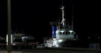 Copertina di Catania, rimorchiatore soccorre oltre 200 migranti: le immagini dello sbarco nel porto siculo – Video