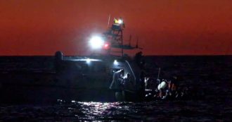 Copertina di Lampedusa, motovedetta della Finanza soccorre e salva una barca con 30 migranti in balia del mare