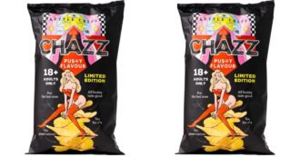 Copertina di Arrivano le patatine al sapore di vagina: “Ricorderai le tue avventure amorose più sfrenate”. Ecco cosa si cela dietro questo snack