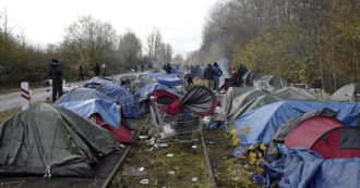 Copertina di Migranti, l’accordo tra Francia e Gran Bretagna: Londra verserà 72 milioni per uomini, mezzi e droni