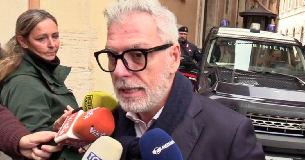 Il deputato Mollicone insiste e difende il sottosegretario Gemmato: “I vaccini? Hanno solo abbassato la viralità”