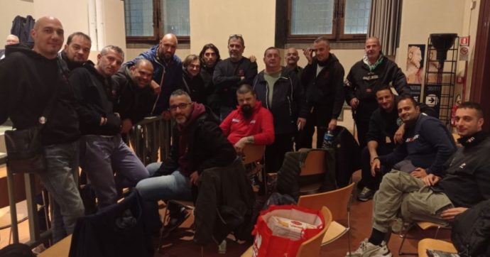 Gli operai ex Gkn in presidio al Comune di Firenze: “Nessuno del governo ci ha cercato. Vogliamo lavorare, non i soldi pubblici”
