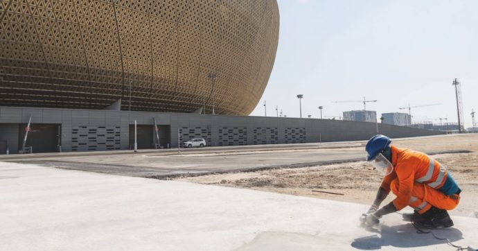 Copertina di Qatar, la Fifa punta a 5,5 miliardi coi Mondiali della morte