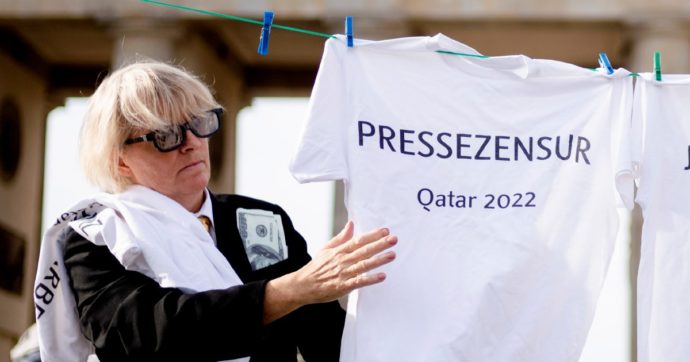 Copertina di Mondiali in Qatar, reporter avvertiti: libertà di cronaca solo per le partite