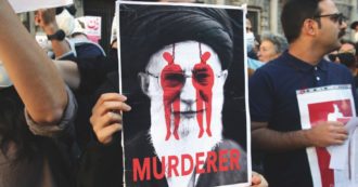 Copertina di Iran, giustiziato un manifestante di 23 anni. Pubblicata la foto dell’impiccagione pubblica da una gru