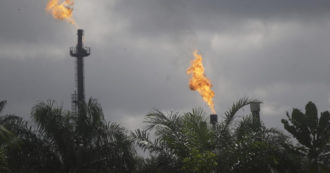 Copertina di Africa, la corsa ai combustibili fossili continua nonostante gli allarmi. Tra i finanziatori anche le maggiori banche italiane