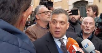 Copertina di Castellino si presenta a Montecitorio per la conferenza stampa di Taormina ma viene bloccato dalla polizia – video