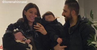 Copertina di Torna a casa dall’ospedale con il primo figlio e scopre di essere di nuovo incinta: il caso dei “gemelli irlandesi”