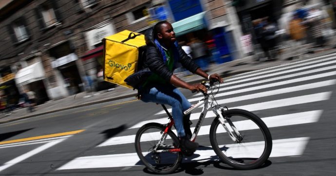 Copertina di Glovo, “i rider sono dipendenti subordinati”