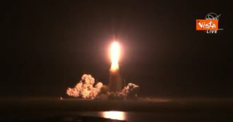 Copertina di Artemis 1 verso la Luna, la missione senza equipaggio partita dalla Florida: le immagini del lancio del razzo – Video