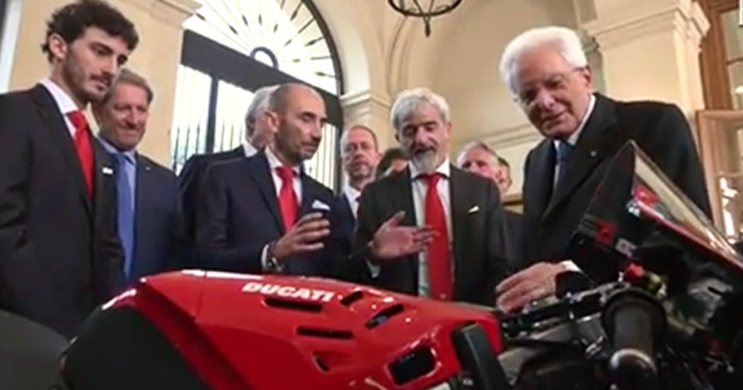 Mattarella e la Ducati di Bagnaia: il presidente a lezione di motori – Video