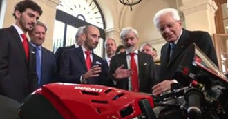 Copertina di Mattarella e la Ducati di Bagnaia: il presidente a lezione di motori – Video