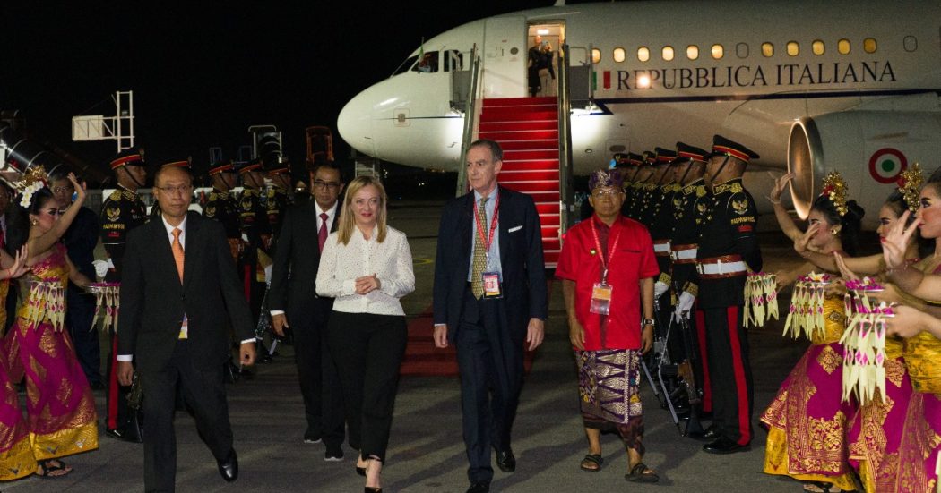 L’ex deputato renziano D’Alessandro (col like di Marattin) scatenato contro Meloni per il volo sull’Air Force Renzi. Ma è un altro aereo