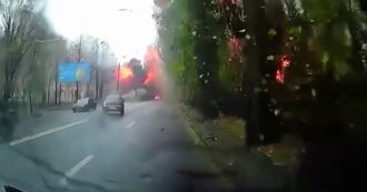 Copertina di Ucraina, razzo russo si abbatte sulle strade di Dnipro: la scena ripresa in video da un automobilista