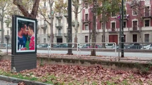 Copertina di Mbappé e Cristiano Ronaldo si baciano: a Torino la nuova opera dello street artist Andrea Villa contro l’omofobia nel calcio – Video