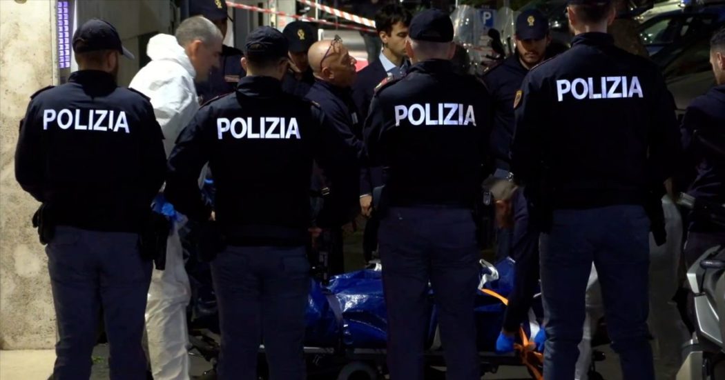 Tre donne uccise a Roma, le operazioni della polizia scientifica e mortuaria: poi uno dei cadaveri viene portato via – Video