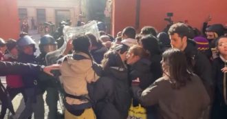 Copertina di Scontri tra studenti e polizia a Bologna durante lo sgombero del palazzo occupato dagli universitari: ferito un dirigente – Video