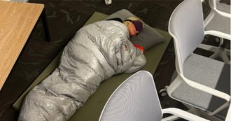 Copertina di Twitter, la vera storia della foto della manager che dorme nel sacco a pelo in ufficio