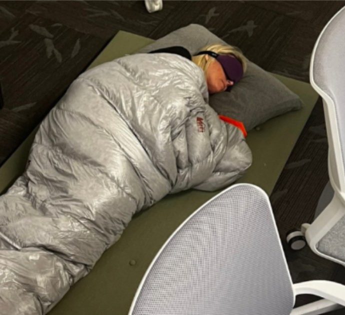 Twitter, la vera storia della foto della manager che dorme nel sacco a pelo in ufficio