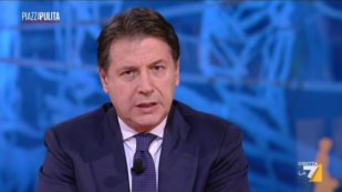 Copertina di Ucraina, Conte a La7: “Iniziativa di pace non va delegata a Zelensky. Siamo sull’orlo del baratro, serve maggiore prudenza”