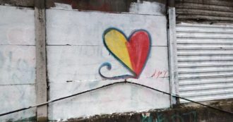 Copertina di Svastiche e insulti contro le persone disabili sul murales dell’associazione: “I Ragazzi di Robin” li coprono con un cuore