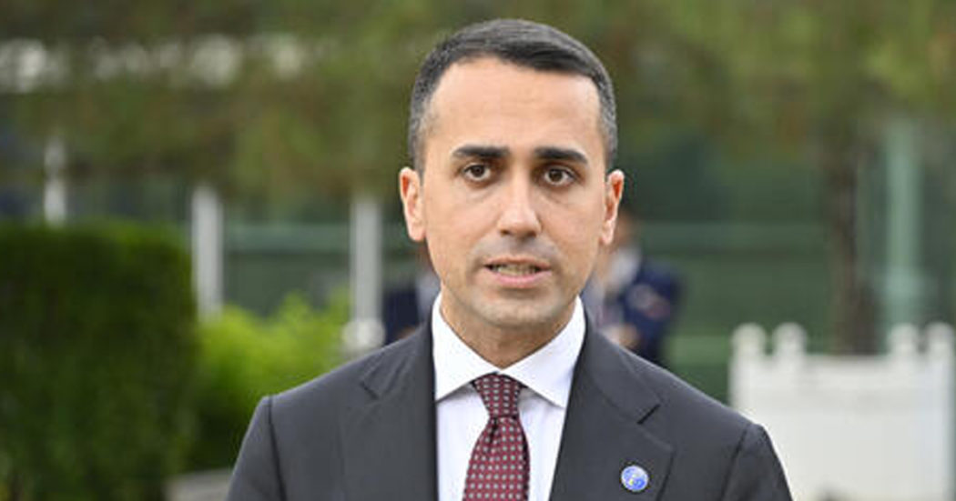 Il ritorno sui social di Luigi Di Maio: gli auguri di Natale dell’ex ministro, ancora in corsa come inviato speciale dell’Ue nel Golfo Persico