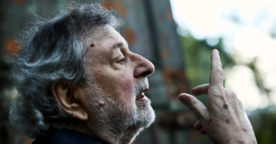 Copertina di “Uno mi ha spedito una lettera per dirmi ‘Guccini, va all’inferno vecchio rimbambito! Per fortuna che c’è Vasco Rossi!'”:  lo rivela il cantautore