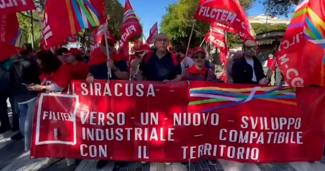 Lukoil di Priolo, migliaia di lavoratori in corteo a Siracusa: “Finora tante dichiarazioni e pochi fatti. Se la raffineria chiude è un disastro”