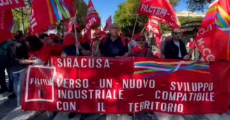 Copertina di Lukoil di Priolo, migliaia di lavoratori in corteo a Siracusa: “Finora tante dichiarazioni e pochi fatti. Se la raffineria chiude è un disastro”