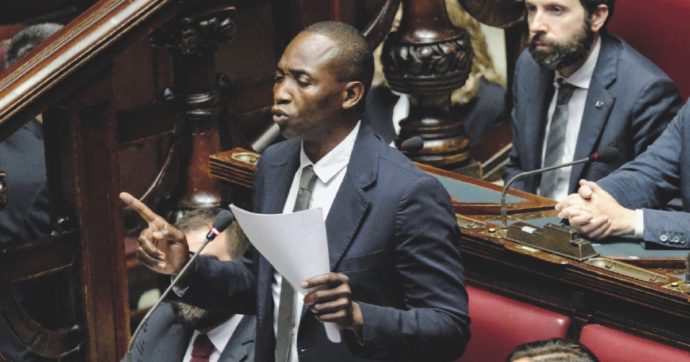 Coop della moglie di Soumahoro: s’indaga per truffa. Nelle chat: “Lavoro fuori legge”