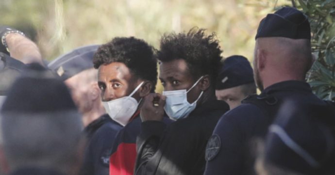 Parigi condanna il “vilain geste” italiano poi caccia 123 migranti