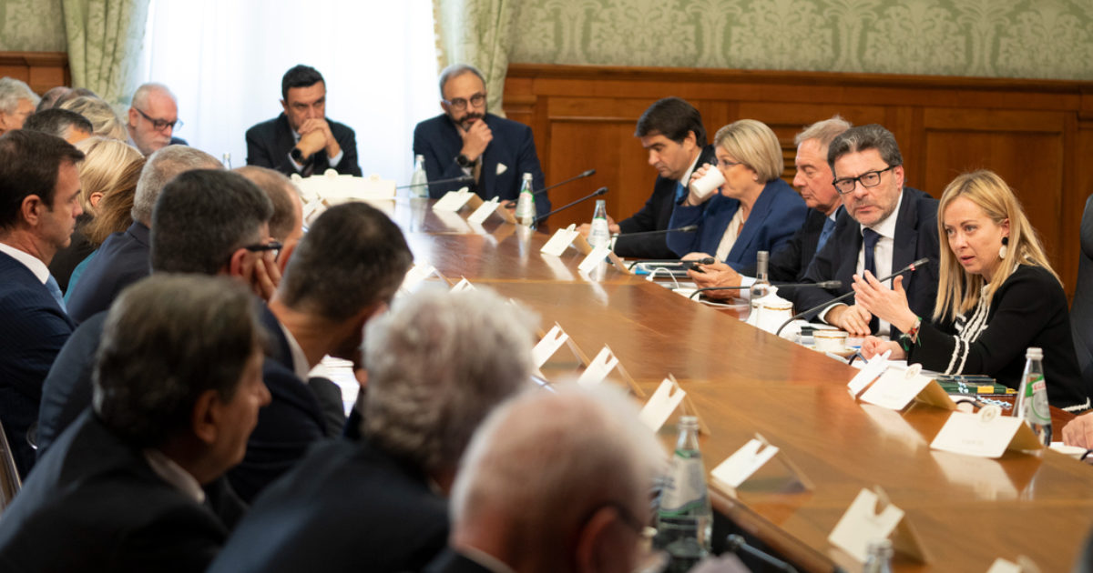 Legge di bilancio, vertice Meloni-capigruppo: manovra da 30 miliardi, 21 contro il caro-bollette. Slitta lo scudo fiscale, ipotesi di azzeramento Iva su pane pasta e latte