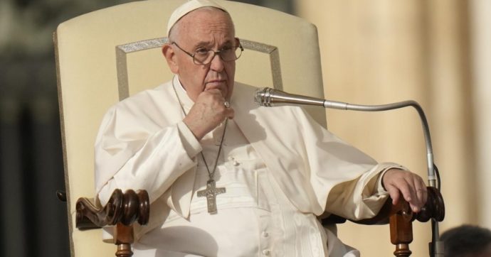 Papa Francesco: “Essere omosessuali non è un crimine, alcuni vescovi sbagliano”. E sulle critiche: “Vorrei che me le dicessero in faccia”