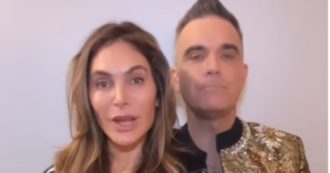 Copertina di Robbie Williams, lo sfogo della moglie Ayda: “La nostra vita sessuale è morta, lui russa troppo. Sembra un fot*uto orso che dorme”