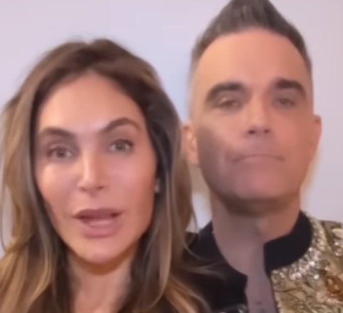Robbie Williams, lo sfogo della moglie Ayda: “La nostra vita sessuale è morta, lui russa troppo. Sembra un fot*uto orso che dorme”