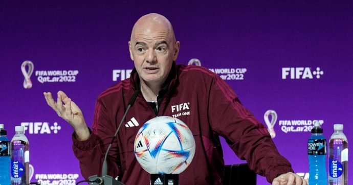 Mondiali, Infantino difende il Qatar: “So cosa significa essere discriminato, bullizzato per i capelli rossi”. E il portavoce Fifa fa coming out