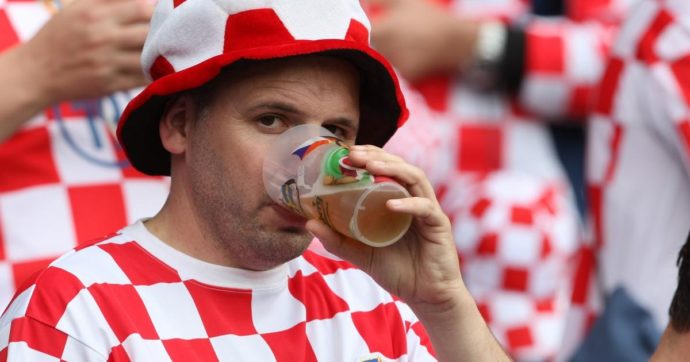 La Fifa vieta la birra, tifosi e sponsor a secco durante i match: che se ne facciano una ragione!