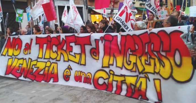 Copertina di Venezia in piazza contro il ticket d’ingresso